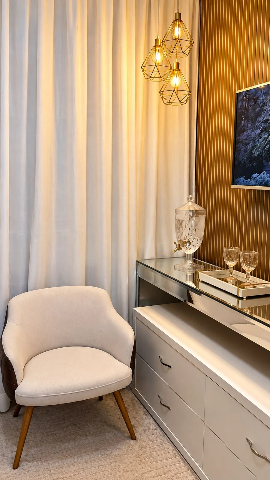 Sala de espera da Arcari com poltrona e iluminação acolhedora